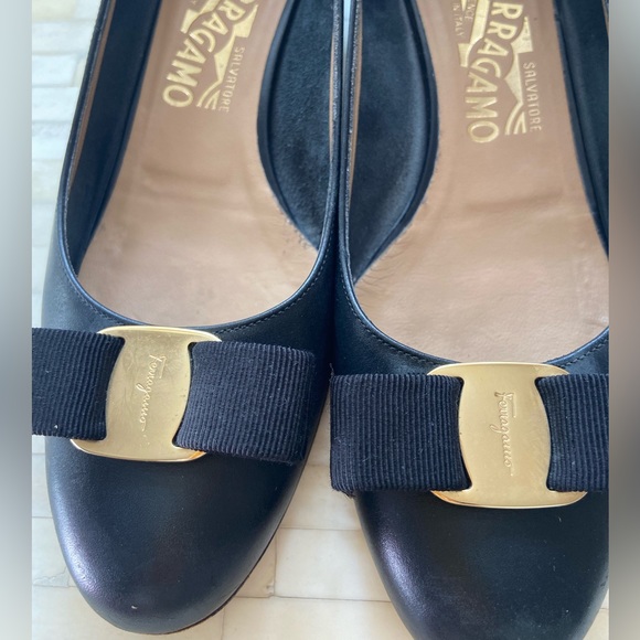 Ferragamo Vara Bow Pump - Picture 2 of 10